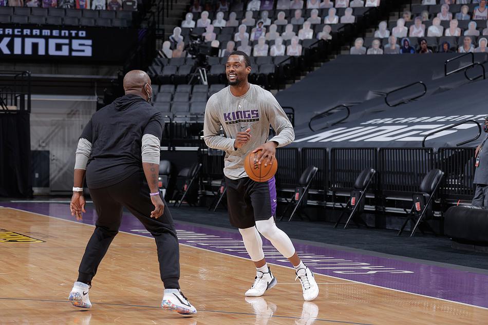 利雅得勝利一行抵達(dá)中國(guó)香港備戰(zhàn)沙超杯，C羅被拍到乘上大巴車