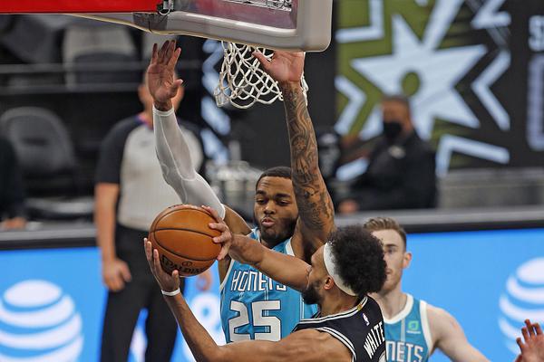 狂勝！中國(guó)男籃2連勝?zèng)_上第一，三大功臣出爐，郭士強(qiáng)一舉動(dòng)亮了