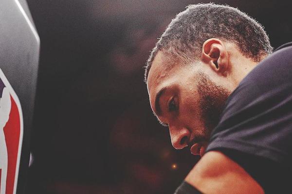 洛夫頓與上海完成續(xù)約：年薪達(dá)百萬美元級(jí)別！NBA生涯僅賺320萬