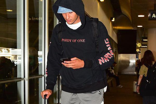 上海隊(duì)大賺！新外援亞洲杯砍33分，洛夫頓續(xù)約，山西隊(duì)押寶犯錯(cuò)