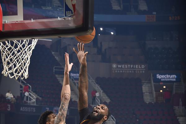 唏噓！敘利亞女足來華在機(jī)場(chǎng)打地鋪過夜 男足贏國(guó)足后逛49元小攤