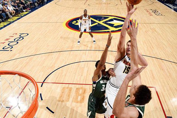 唏噓！敘利亞女足來華在機(jī)場(chǎng)打地鋪過夜 男足贏國(guó)足后逛49元小攤