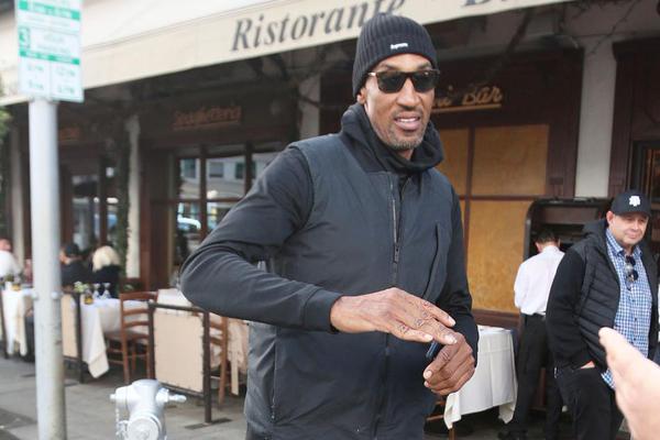 遼寧鐵人尋找的表情包球迷已找到，他被邀請(qǐng)觀看鐵人隊(duì)訓(xùn)練