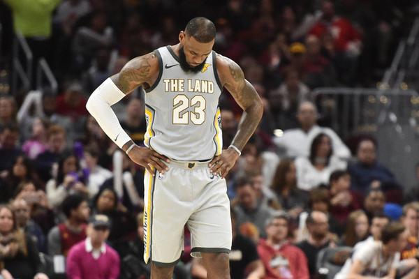 唏噓！敘利亞女足來華在機(jī)場(chǎng)打地鋪過夜 男足贏國(guó)足后逛49元小攤