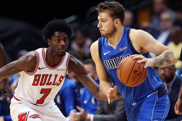 唏噓！敘利亞女足來華在機(jī)場(chǎng)打地鋪過夜 男足贏國(guó)足后逛49元小攤