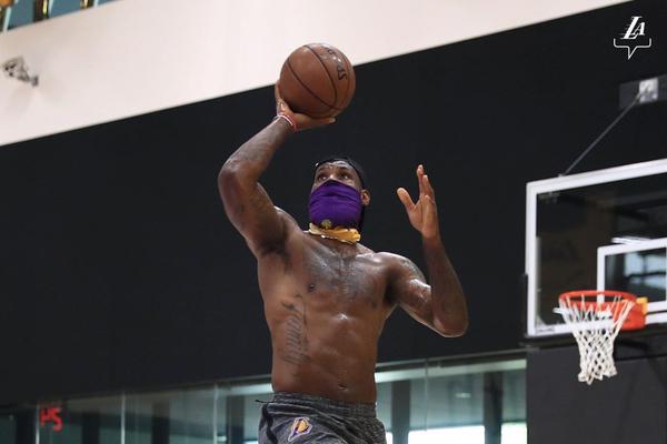 上海隊(duì)大賺！新外援亞洲杯砍33分，洛夫頓續(xù)約，山西隊(duì)押寶犯錯(cuò)