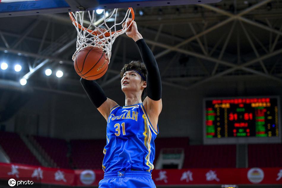 中國(guó)男籃連續(xù)兩場(chǎng)比賽命中率超5成，本場(chǎng)三分命中率高達(dá)53.6%