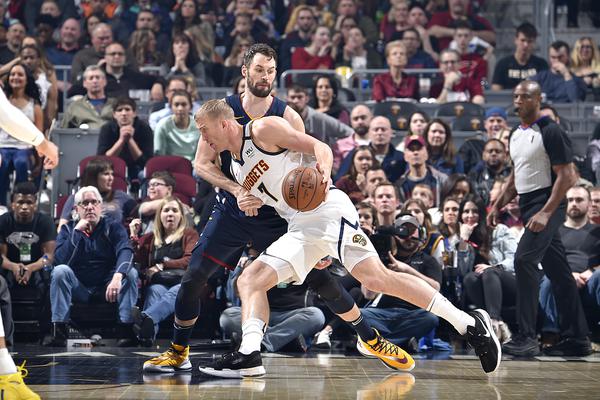 U20女足夢(mèng)幻開局！盧家玉10分鐘破門，停球鏟射建功，前國(guó)腳點(diǎn)贊