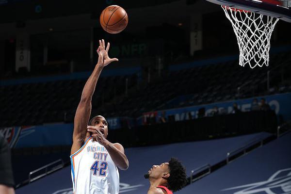 蘇提達(dá)盛裝出席太后93歲壽宴，泰王因病未缺席 4位小主也同步消失